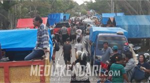 Banjir Sepanjang Jalan Pondidaha, Masyarakat Jadikan Lahan Dulang Rupiah