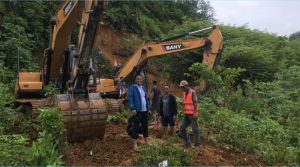 Buka Akses Jalan Alternatif Lewati Banjir, PT VDNI Turunkan Dua Alat Berat ke Sampara