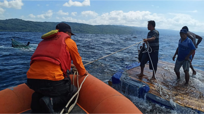 Kapal Bermuatan 10 Ton BBM Karam di Tanjung Pamali, Tiga Penumpang Dievakuasi Tim SAR