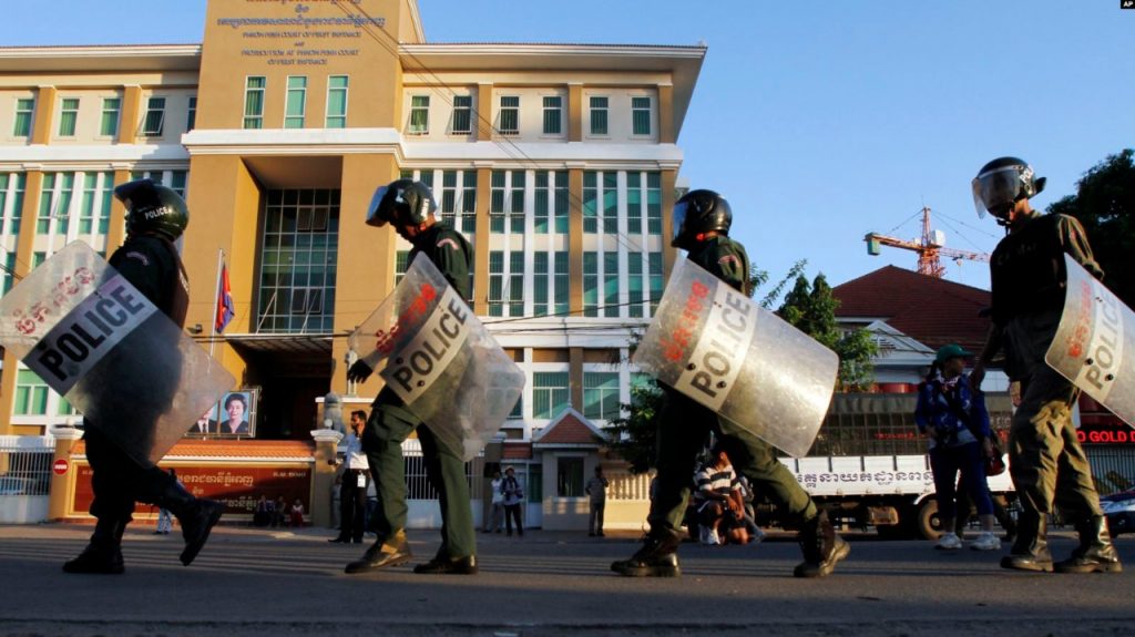 Polisi Kamboja Tangkap Tujuh Orang yang Peringati Kematian Pengkritik Pemerintah