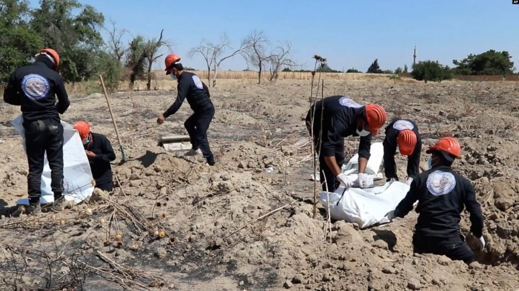 Pekerja Temukan Ratusan Mayat Kuburan Massal Suriah