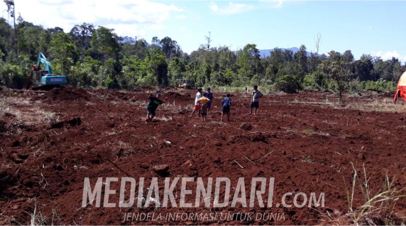 PT KMS 27 Turunkan Tiga Alat Berat Untuk Benahi Lokasi Huntaran Desa Puusuli Konut