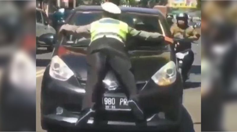 Tilang Pengendara, Polantas di Bandung Ini Malah ‘Nempel’ di Kap Mobil