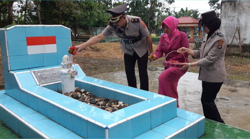 Wakapolres Bombana Bersama Jajaran Tabur Bunga di TMP Bahagia Lameroro