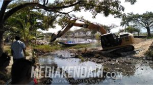Soal Sampah di Kanal Wamponiki Amburadul, Lurah Turunkan Excavator