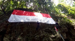 HUT RI ke-74, BKSDA Sultra Bersama Mapala USN Bentangkan Bendera di Tebing Setinggi 25 Meter