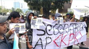 Kasus Korupsinya Mandek 4 Tahun, Demonstran Minta Bareksrim Polri Tahan Deny Indrayana