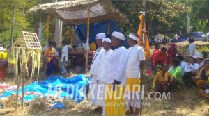 Ratusan Umat Hindu di Konsel Gelar Upacara Melasti di Pantai Tompobatu