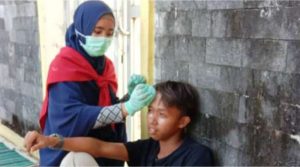 Tembus Desing Peluru Gas Air Mata Polisi, Anggota KSR PMI UHO Evakuasi Mahasiswa Terluka