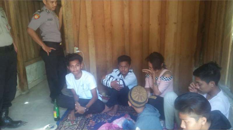 Enam Remaja di Muna Diamankan Polisi Saat Pesta Miras di Rumah Kosong