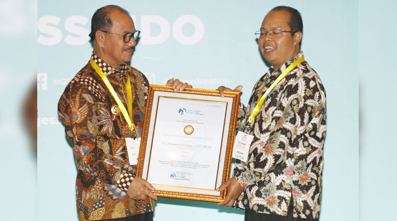 Bupati Konsel Dapat Penghargaan Anugerah Pendidikan Indonesia dari IGI