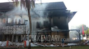Buntut Bentrok Pendemo dan Polisi, Kantor DPRD Sultra Dibakar