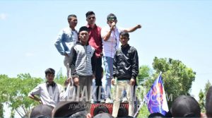 Mahasiswa dan Polisi Terlibat Bentrok Saat Pelantikan Anggota DPRD Konsel