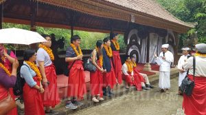 Tradisi Melukat di Bali Pukau Wartawan Korea
