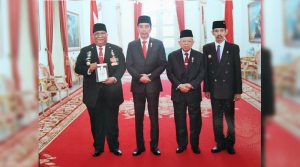 Gubernur Sultra Terima Penganugerahan Pahlawan Oputa Yi Koo dari Presiden Jokowi