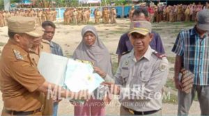 Rajiun Serahkan 300 Sertifikat Tanah Untuk Nelayan Mubar