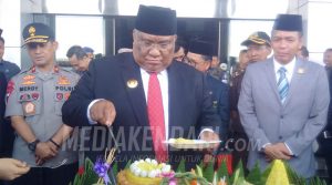 Gubernur Sultra Potong Tumpeng Hari Bakti PU 2019