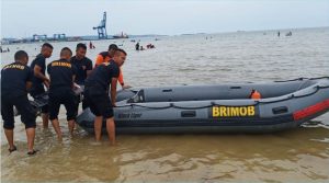 Brimob Turunkan 24 Personil Amankan Pantai Nambo