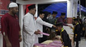 Malam Pergantian Tahun, Bupati Butur Wisudakan 68 Santri TPQ