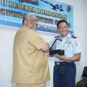 Pangkoopsau II, Marsekal Muda TNI Donny Ermawan Taufanto M.D.S menerima cendera mata dari Gubernur Sultra, Ali Mazi. Ist