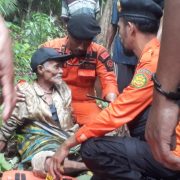 Kakek La Arimansi (87) ditemukan dalam kondisi terbaring lemas di dalam hutan. Foto: Adhil/Mediakendari.com