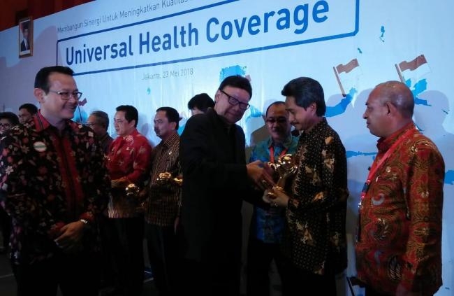 Bupati Konkep, H Amrullah saat menerima penghargaan UHC dari Mantan Mendagri, Tjahyo Kumolo. Ist