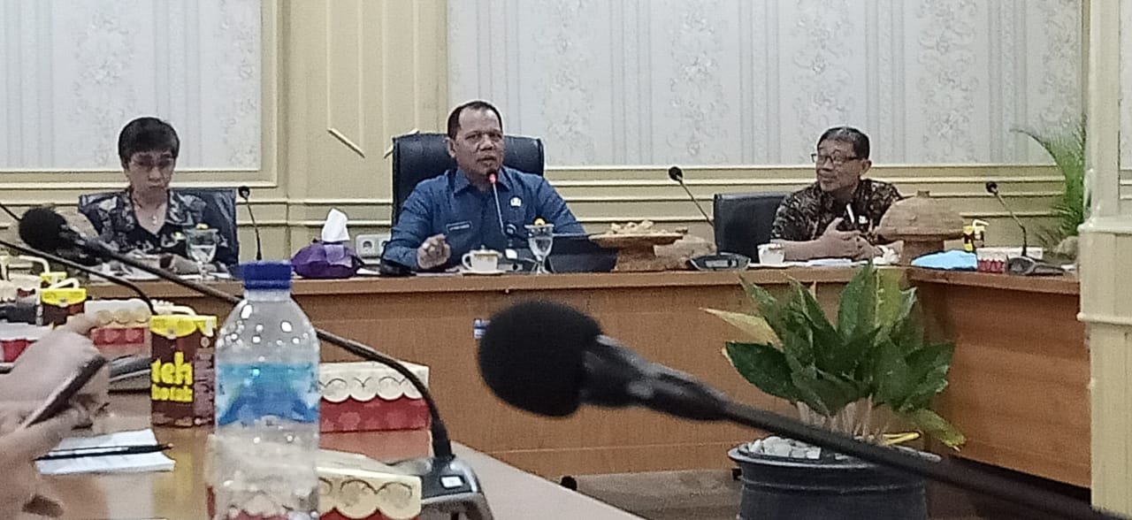 Pj Sekertaris Daerah (Sekda) Sultra, Laode Ahmad P Balombo (tengah) saat rapat membahas pedoman APBD 2020 Sultra. Ist