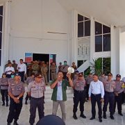 Koordinator Aksi Djabir Teto lahukuwi saat menyuarakan aspirasinya di gedung DPRD Kolaka Senin 3 Februari 2020 Foto : Ist