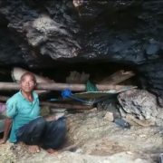 La Udu dalam gua tempat tinggalnya. Foto: Adhil/Mediakendari.com