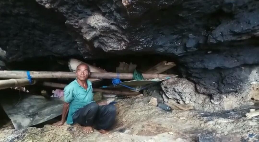 La Udu dalam gua tempat tinggalnya. Foto: Adhil/Mediakendari.com