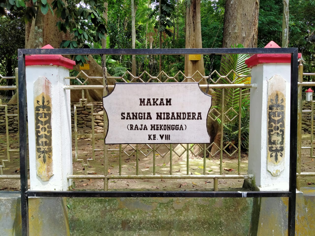 Pemakaman Raja VIII, Sangia Nibandera yang terletak di Desa Tikonu, Kecamatan Wondulako Kabupaten Kolaka.