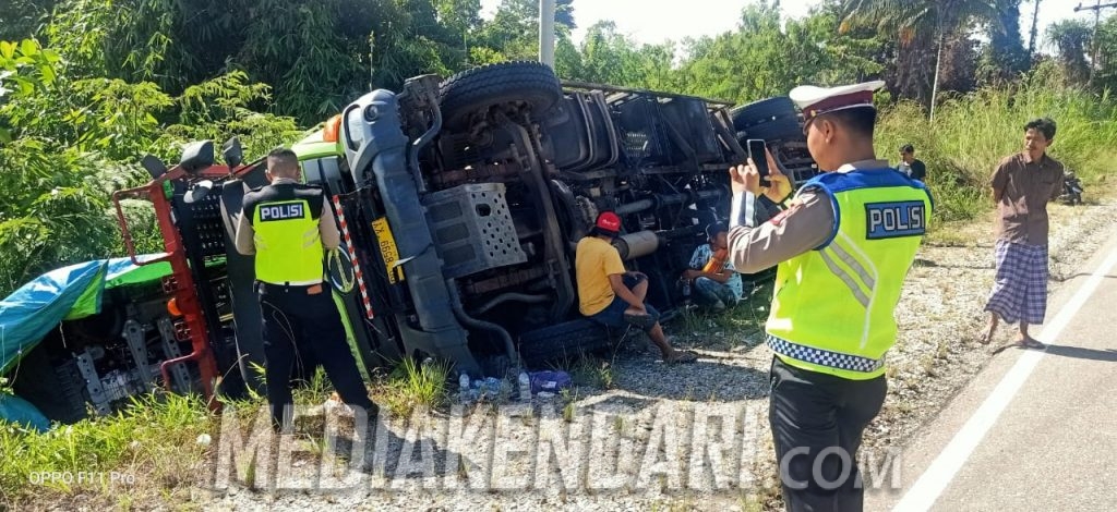 Truck Bermuatan Minibus Terbalik di Trans Sulawesi Kolut