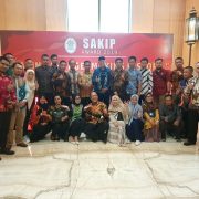 Bupati Konawe Utara, Ruksamin (tengah) foto bersama jajarannya usai menerima penghargaan SAKIP dari KemenPAN RB di Yogyakarta, Senin kemarin 24 Februari 2020. Foto : Istimewa.