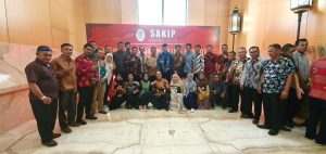Bupati Konawe Utara, Ruksamin (tengah) foto bersama jajarannya usai menerima penghargaan SAKIP dari KemenPAN RB di Yogyakarta, Senin kemarin 24 Februari 2020. Foto : Istimewa.
