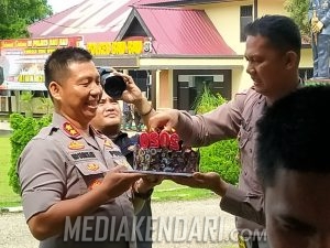 Kapolres Baubau Hadiahkan Kue Ultah Untuk Insan Pers