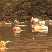 Sampah plastik mengambang di laut pesisir pantai Kasipute, Kecamatan Rumbia, Kabupaten Bombana, Rabu 19 Februari 2020. Foto: Hasrun/Mediakendari.com