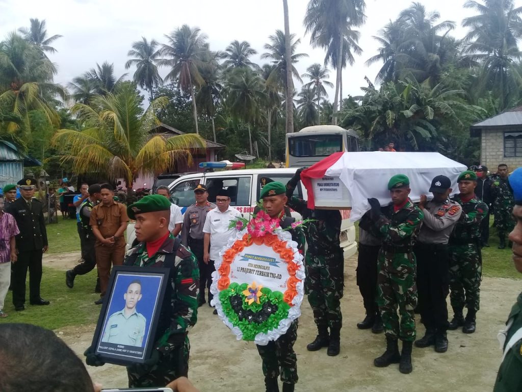 Isak Tangis Iringi Pemakaman Jenazah Praka Risno di Kampung Halaman
