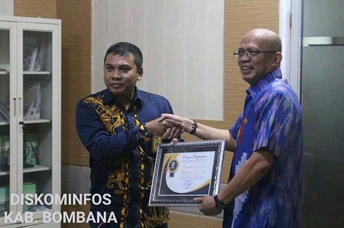 Bupati Bombana, saat menerima penghargaan dari KPP Pratama Kolaka di Kantor Bupati Bombana. Foto: TIM Kominfo Bombana.