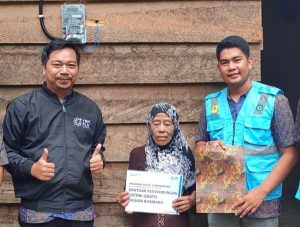 PLN Bombana Bagikan Listrik Gratis Untuk Warga Miskin