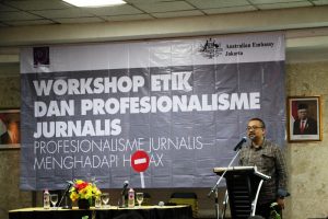 etua Bidang Pendidikan AJI Indonesia, Dandy Koswaraputra saat memaparkan materi Etika dan Profesionalisme dalam workshop yang diikuti perwakilan anggota AJI dari beberapa wilayah. Ist