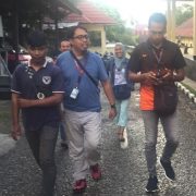 Wartawan Kendari Pos, Akhirman (kanan) bersama sejumlah wartawan saat membuat laporan di Polres Baubau. Ist