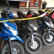 Barang bukti 12 sepeda motor yang diamankan di Polres Kendari. Foto: Hendrik/Mediakendari.com