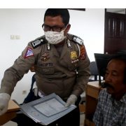 Petugas pelayanan Satpas Polres Kendari menggunakan masker dan sarung tangan medis. Foto: Dokumen Satpas Polres Kendari