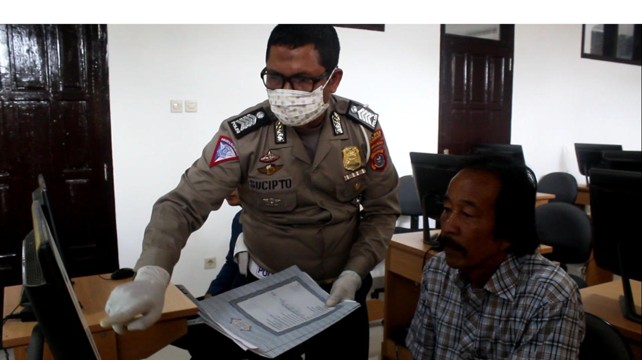 Petugas pelayanan Satpas Polres Kendari menggunakan masker dan sarung tangan medis. Foto: Dokumen Satpas Polres Kendari