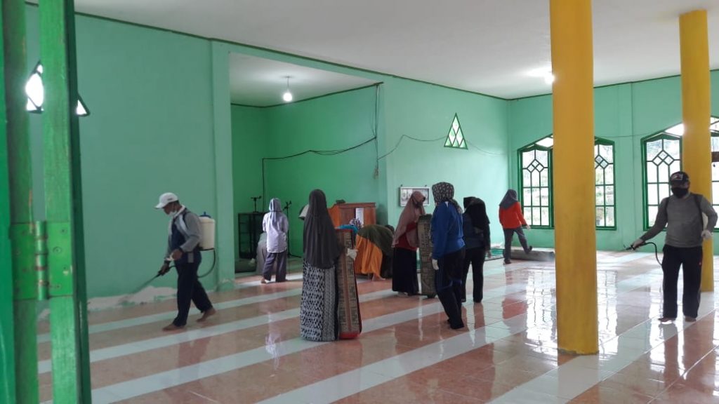 17 Masjid dan Enam Kantor se-Kecamatan Kodeoha Disemprot Disinfektan
