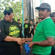 Gubernur Sulawesi Tenggara, Ali Mazi secara simbolis menyerahkan 1.000 ekor bantuan ternak sapi beserta sertifikat. Foto: Aldy Mansyah/Mediakendari.com/b