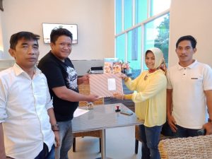 Tim RAG, Supriadin dan Muh Adgil Richardy saat mengembalikan berkas pencalonan kepada panitia penjaringan yang diterima pengurus Golkar Sultra Dewi Tamburaka. Ist
