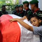 Anak Sersan Kepala (Serka) Anumerta La Ongge memeluk petih jenazah ayahnya. Foto: Adhil/Mediakendari.com