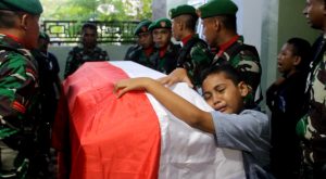 Anak Sersan Kepala (Serka) Anumerta La Ongge memeluk petih jenazah ayahnya. Foto: Adhil/Mediakendari.com