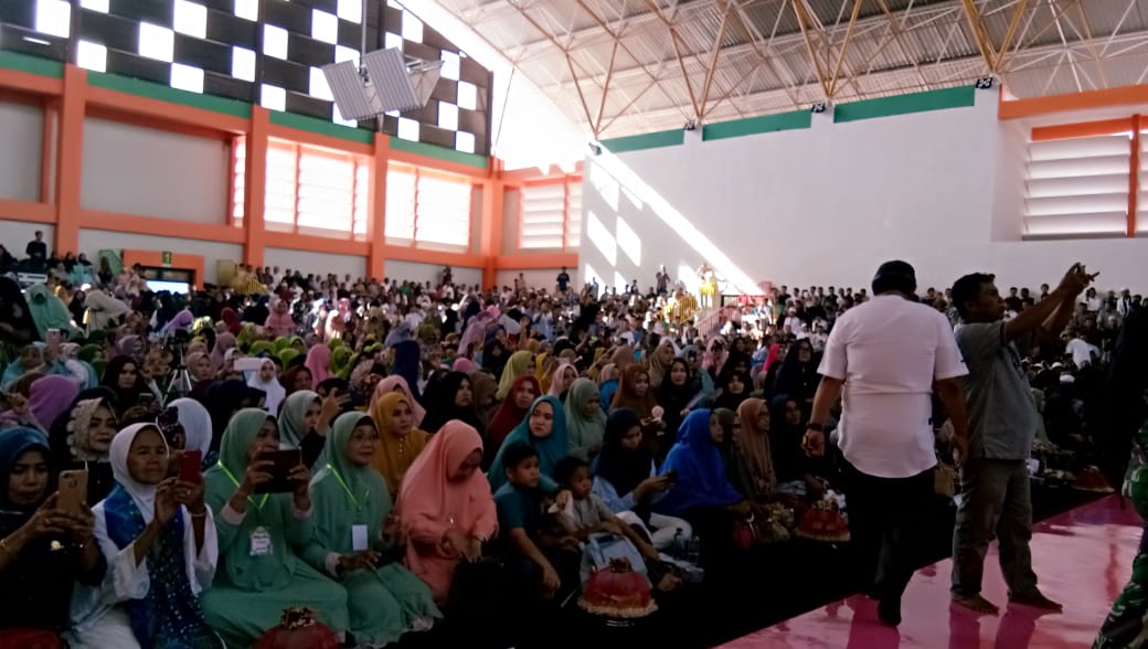 Ribuan jemaah memadati Sport Center Antam Pomalaa, Rabu 11 Maret 2020.